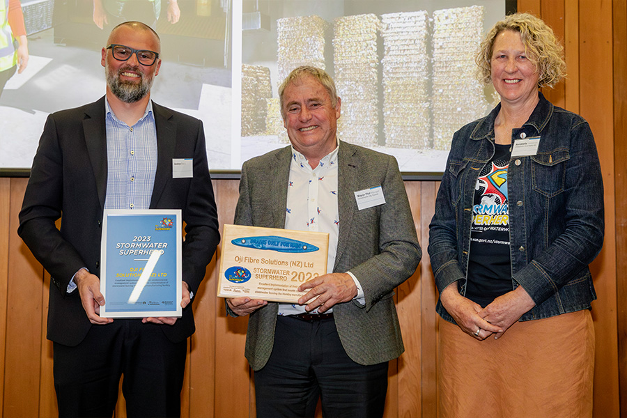 <p>Oji Fibre Solutions accepts their award from Christchurch Mayor Phil Mauger and zone committee Chair Annabelle Hasselman.</p>
