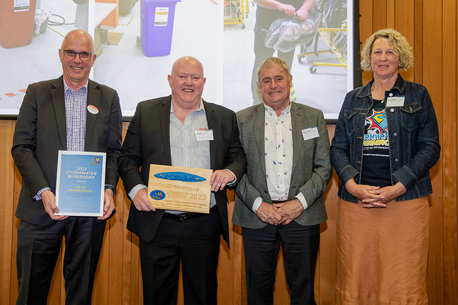<p>Repairhub baccepts their award from Christchurch Mayor Phil Mauger and zone committee Chair Annabelle Hasselman.</p>